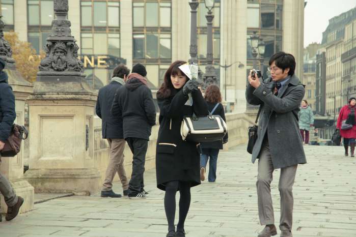 綾瀨遙穿高中制服賣萌 松坂桃李不領情大喊出局