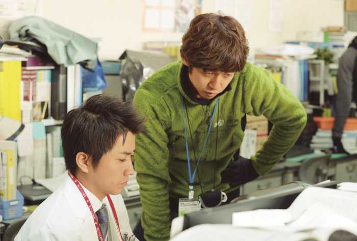 櫻井翔看《神的病歷簿2》抓時機淚崩  「咖啡澆頭」凌虐藤原龍也