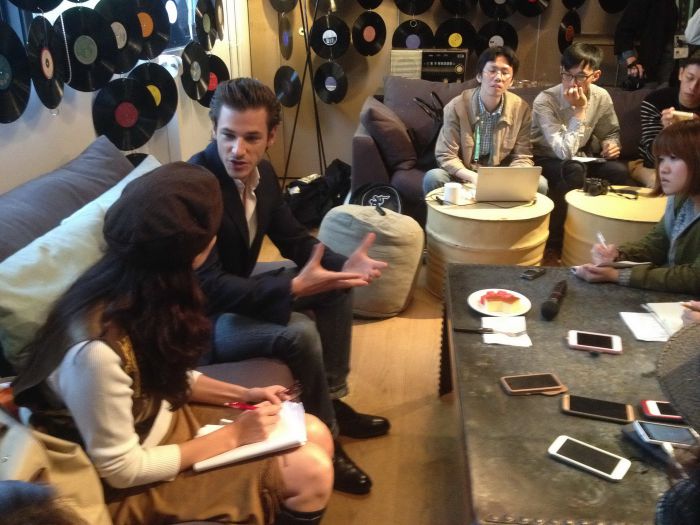 加斯帕德全裸演出《巴黎聖羅蘭》激吻路易卡瑞不喊卡