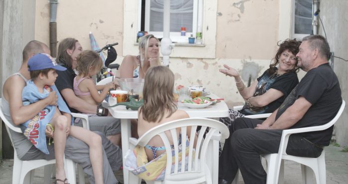 家庭會議論演技《派對女孩》母女演戲裝陌生