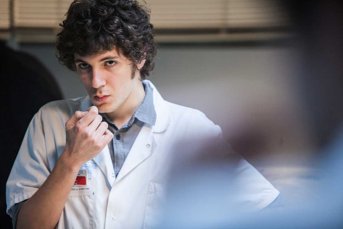 當醫生是詛咒？《醫手遮天》幽默剖析醫界弊病