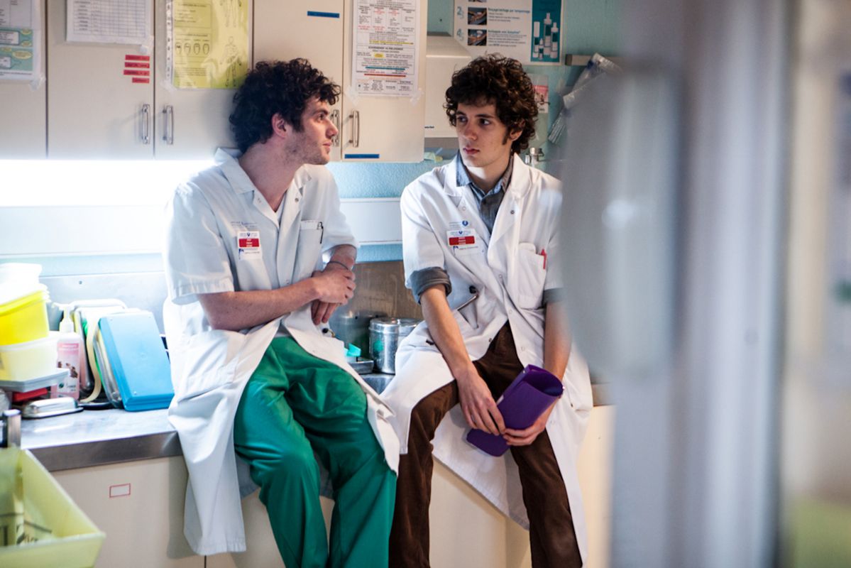 菜鳥醫生的逆襲！《醫手遮天》小咖單挑恐龍體系