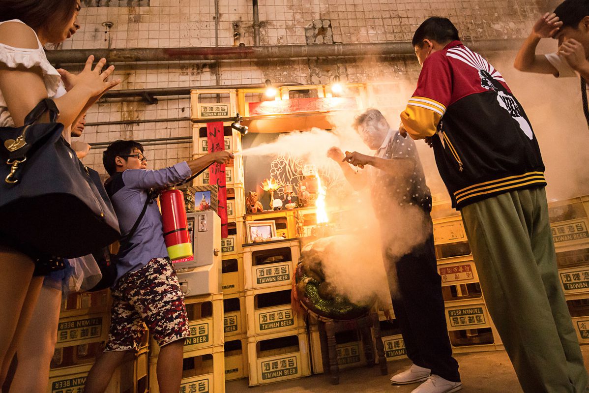 蔡昌憲《鐵獅玉玲瓏2》化身白目天兵　拿滅火器噴許效舜