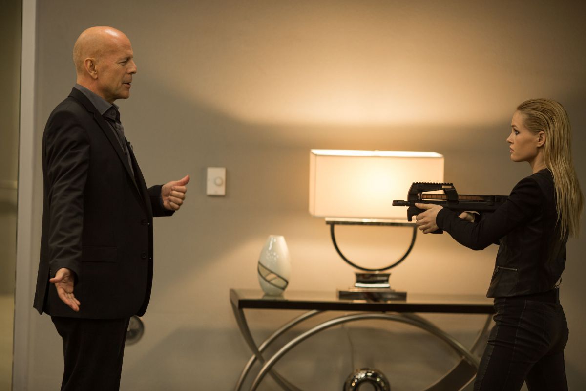 布魯斯威利【啟動機械碼】打造性感女機器人逞淫慾 主導犯罪樂園盡情使壞