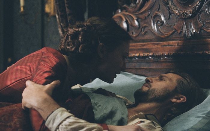 完美詮釋「欲求不滿」，周旋三男演出激情半裸床戲