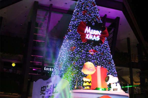 唯一17米高《史努比》聖誕樹 每晚上演精彩燈光秀