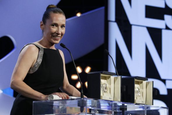 艾曼紐貝考酥胸大露《我心深愛的國王》粒搏小三