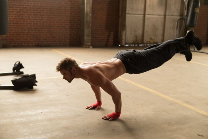 布魯斯威利《終極救援》遭綁架  「暮光猛男」挺爆筋巨肌拯救他