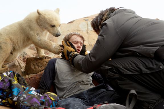 小北極熊太難搞  ！ 《007：明日帝國》導演堅持真實拍攝人熊自然互動畫面