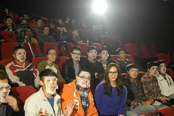 張鈞甯挺好友意涵、柏霖  包場邀百位男性鄉民敷面膜看【愛情無全順】！